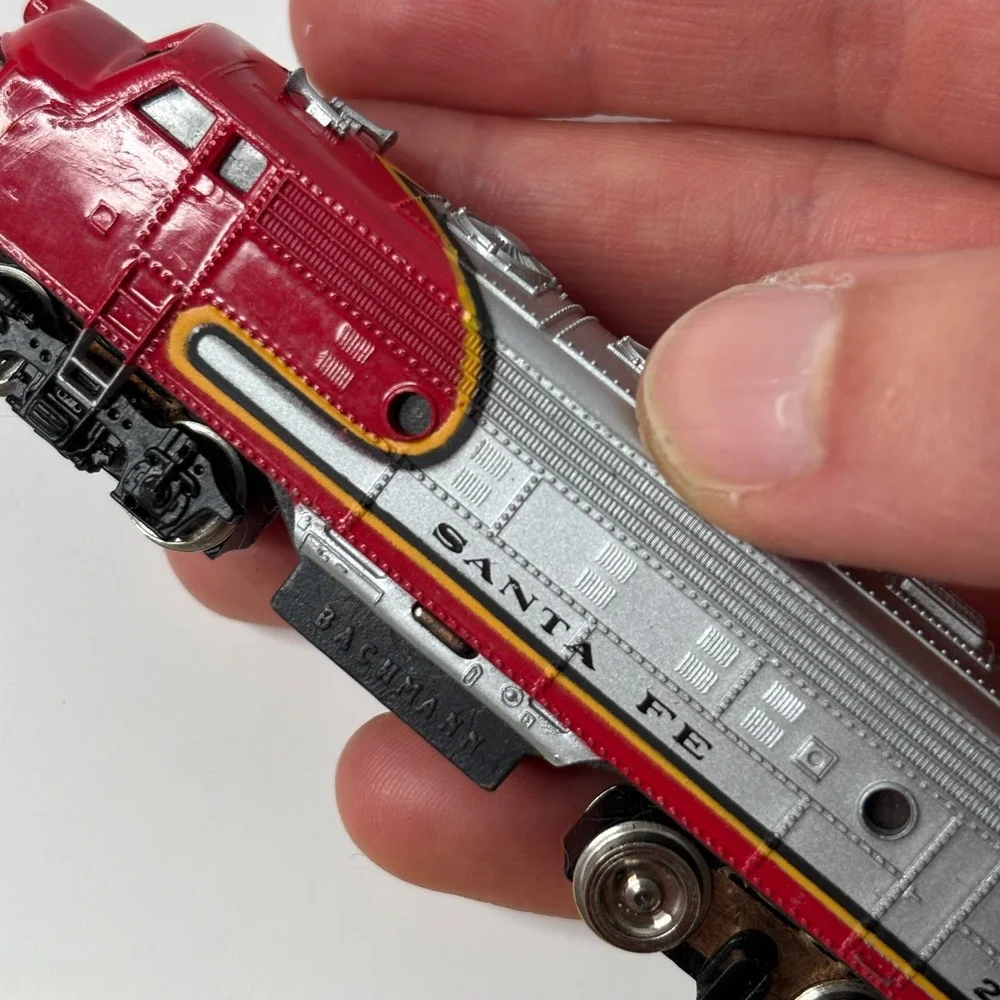 N-Scale Bachmann Santa Fe F7-A Dummy Non-Powered Diesel Locomotive #215‎ Train